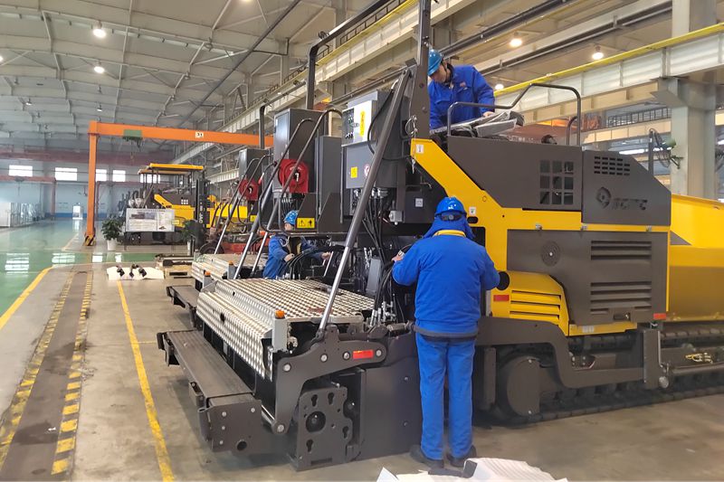 1、工人們抓緊時間總裝即將出口的瀝青混凝土攤鋪機.jpg
